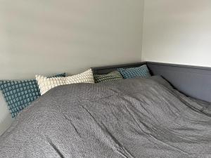 Tempat tidur dalam kamar di 嵐山 天龍の宿 駐車無料 一棟貸切 最大5人 Dragon Legend Arashiyama Central Private Rare Modern House Free Parking Max 5ppl