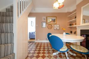 een eetkamer met een tafel en stoelen bij Charming Kings road in Bury Saint Edmunds +30 foto's