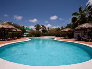 uma grande piscina com água azul num resort em Vista Marina em Kralendijk