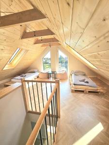 Una habitación abuhardillada con dos camas y techo de madera. en M&K Apartamenty Przystań Świbno, en Gdansk 37 fotos más