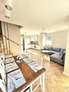 una sala de estar con una mesa y un sofá en M&K Apartamenty Przystań Świbno, en Gdansk