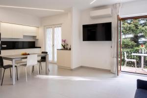 a kitchen and dining room with a table and chairs at Casa vacanze - Arì Maison in Piano di Sorrento