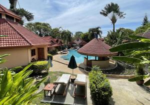un'immagine di un resort con piscina di The Pavillon by The Pace Phuket Boutique Resort a Rawai Beach