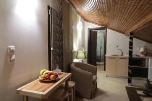 Una cocina con una mesa con un bol de fruta encima. en Sweet memories Δίπλα στο Μύλο των Ξωτικών, en Tríkala