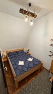 - une chambre avec un lit bleu dans l'établissement Lodge Zbilje Visoko, Bosnian Pyramids, à Visoko