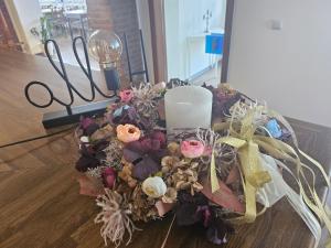 une couronne de fleurs avec une bougie sur une table dans l'établissement Feierabend Elsdorf, à Elsdorf