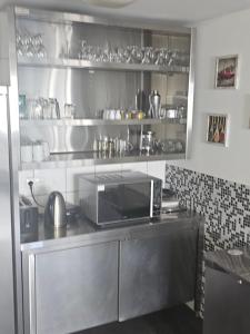 - une cuisine avec un comptoir et un four micro-ondes dans l'établissement Feierabend Elsdorf, à Elsdorf