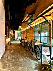 Fotografija v galeriji nastanitve 家暖暖,老屋新生,房源內有戶外空間,嘉義市民宿013號 v mestu Chiayi
