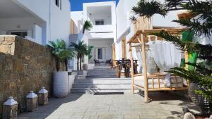 un patio con cenador y escaleras en Mykonos Double Luxury Mini Suites - Adults only en Ano Mera
