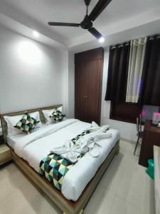 a bedroom with a large bed with a ceiling fan at Hotel NEU-NEST in Rishīkesh