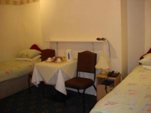 een kamer met een tafel met een knuffeldier erop bij Victoria Park Hotel in Manchester