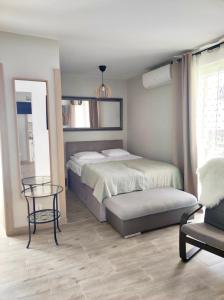 Apartamenty Sztutowo في شتوتوفو: غرفة نوم بسريرين وطاولة وكرسي
