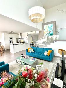 un soggiorno con un divano blu e un tavolo di Luxury villa & private heatable pool in Albufeira ad Albufeira