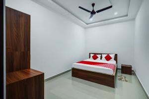 Schlafzimmer mit einem Bett und einem Deckenventilator in der Unterkunft Super OYO Flagship The Mahalaxmi Inn in Dibrugarh