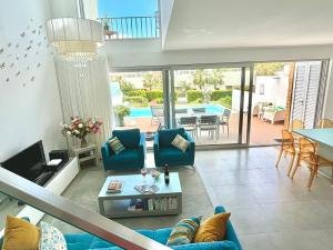 un soggiorno con un divano blu e un tavolo di Luxury villa & private heatable pool in Albufeira ad Albufeira