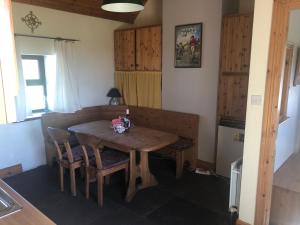 Kuchyň nebo kuchyňský kout v ubytování Little Reds Seaview Cottage