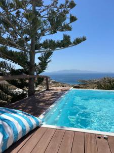 uma piscina com vista para o oceano em Agyra House em Praia Super Paradise