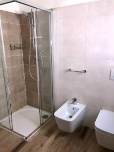 A bathroom at Emma‘s Riva-Dream - sonnige 2-Zimmer-Wohnung mit Garage und Balkon in Riva del Garda
