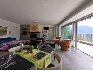 Nespecifikovaný výhled na hory nebo výhled na hory při pohledu z apartmánu + 4 fotografie