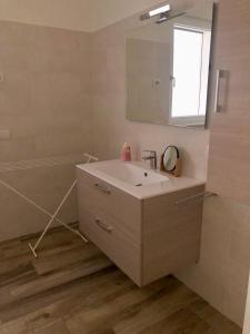 A bathroom at Emma‘s Riva-Dream - sonnige 2-Zimmer-Wohnung mit Garage und Balkon in Riva del Garda
