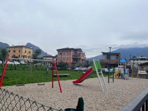 Emma‘s Riva-Dream - sonnige 2-Zimmer-Wohnung mit Garage und Balkon in Riva del Garda játszósarka