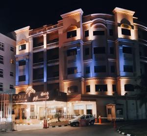 ein Gebäude mit einem davor geparkt in der Unterkunft فندق كارم الخبر - Karim Hotel Khobar in Khobar