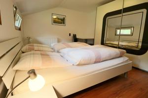 Un dormitorio con dos camas y un espejo. en Haus Sonnentau, en Monschau