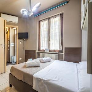维罗纳Italstay - Nuova Residenza Romeo - Affittacamere的一间卧室，有一张大床，床上有两条毛巾