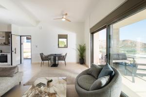 ein Wohnzimmer mit Sofa und Tisch in der Unterkunft Seascape Kalyves in Kalyves