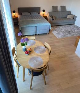 - un salon avec une table, des chaises et un canapé dans l'établissement Lux Studio HOTEL, à Keila