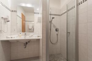 A bathroom at Hotel Goldene Rose