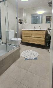 La salle de bains est pourvue d'une douche, d'un lavabo et de toilettes. dans l'établissement Ocean Crest On Pebbly - Winner 2024 Traveller Awards!, à Forster