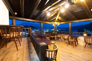 Rõdu või terrass majutusasutuses Hotel Bohem Berat
