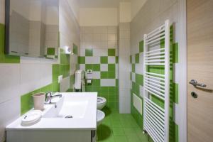 维罗纳Italstay - Nuova Residenza Romeo - Affittacamere的带水槽和马桶的绿色和白色浴室