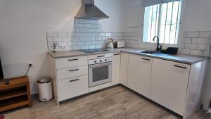 Kuchnia lub aneks kuchenny w obiekcie Casa Bahari near the beach with pool, BBQ, and lounge