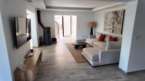 Telewizja i/lub zestaw kina domowego w obiekcie Casa Bahari near the beach with pool, BBQ, and lounge