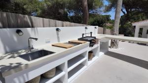 kuchnia ze zlewem na patio w obiekcie Casa Bahari near the beach with pool, BBQ, and lounge w Marbelli