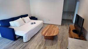 Telewizja i/lub zestaw kina domowego w obiekcie Casa Bahari near the beach with pool, BBQ, and lounge