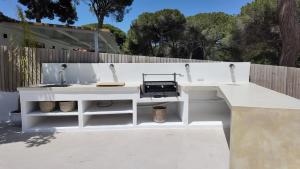 Balkon lub taras w obiekcie Casa Bahari near the beach with pool, BBQ, and lounge