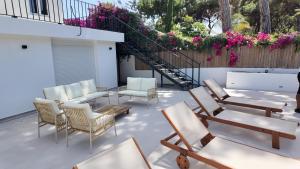 Balkon lub taras w obiekcie Casa Bahari near the beach with pool, BBQ, and lounge