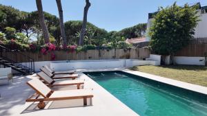 Basen w obiekcie Casa Bahari near the beach with pool, BBQ, and lounge lub w pobliżu