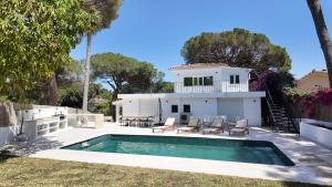 willa z basenem i domem w obiekcie Casa Bahari near the beach with pool, BBQ, and lounge w Marbelli