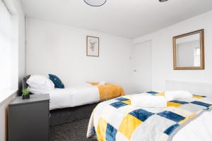 Säng eller sängar i ett rum på Large 3 bedroom Liverpool Free parking