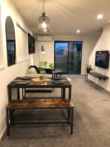Televisyen dan/atau pusat hiburan di Near Stadium and railway station 3 beds 1 bath townhouse with Car Park onsite