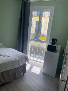 sypialnia z łóżkiem i oknem w obiekcie Résidences saint pierre w Lourdes