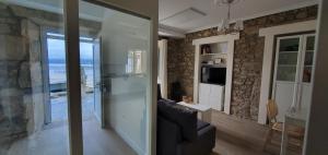 Una sala de estar con vista al mar. en La Casa de Ana en Fisterra, en Finisterre