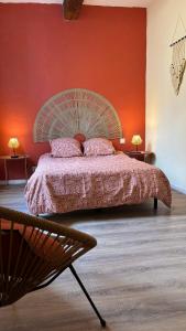 Un dormitorio con una cama grande con una pared roja. en Just Like home in Carcassonne, en Carcassonne