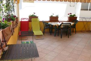 um restaurante com uma mesa e cadeiras num quarto em Villa Toscana em Zaboric