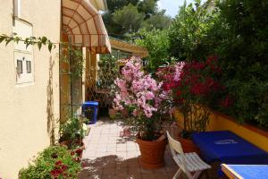 een patio met bloemen en een tafel en stoelen bij Villa Toscana in Zaboric
