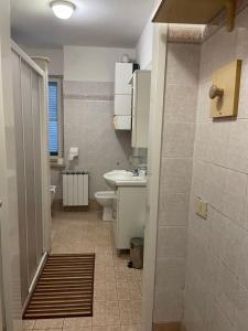 La salle de bains est pourvue d'un lavabo et de toilettes. dans l'établissement La baia, à Anzio